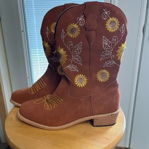 New w/out tags. They are a size 38 (size 7 in US)